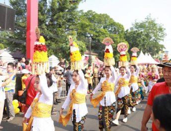 Parade Gotong Toapekong, 1.200 Orang Dilibatkan Bawa Liong