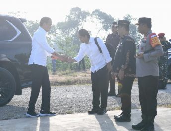 Hari Ketiga di Kaltim, Jokowi Tinjau Sekolah dan Cek Stok Beras