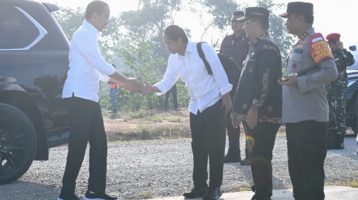 Hari Ketiga di Kaltim, Jokowi Tinjau Sekolah dan Cek Stok Beras