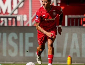 Mees Hilgers Tampil Gemilang, FC Twente Sukses Curi Poin di Kandang MU