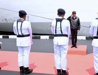 KRI Nanggala-402 Mendapat Tanda Kehormatan Samkarya Nugraha dari Presiden Jokowi