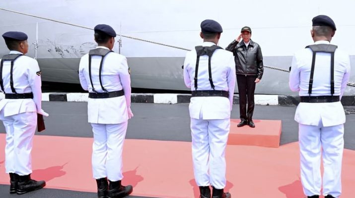 KRI Nanggala-402 Mendapat Tanda Kehormatan Samkarya Nugraha dari Presiden Jokowi