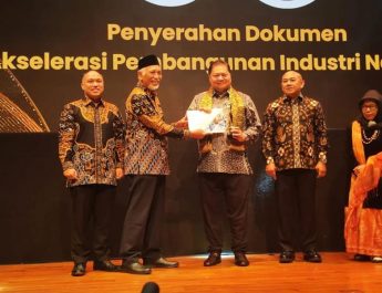 Menko Perekonomian Terima Penghargaan Minister Lifetime Achievement Award 2024 dari BKTI-PII