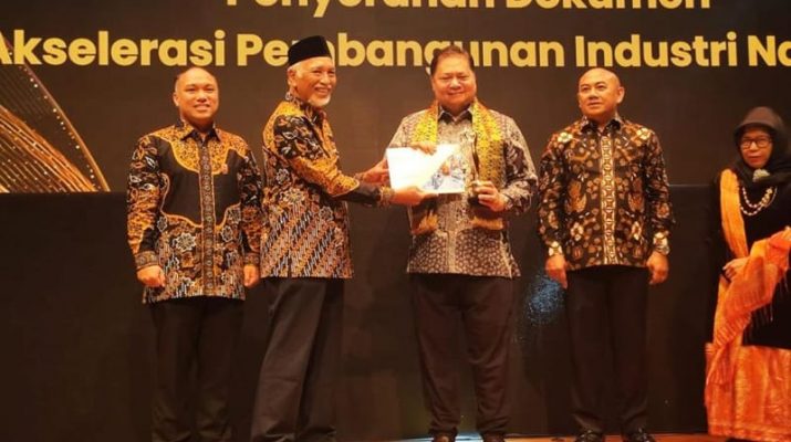 Menko Perekonomian Terima Penghargaan Minister Lifetime Achievement Award 2024 dari BKTI-PII