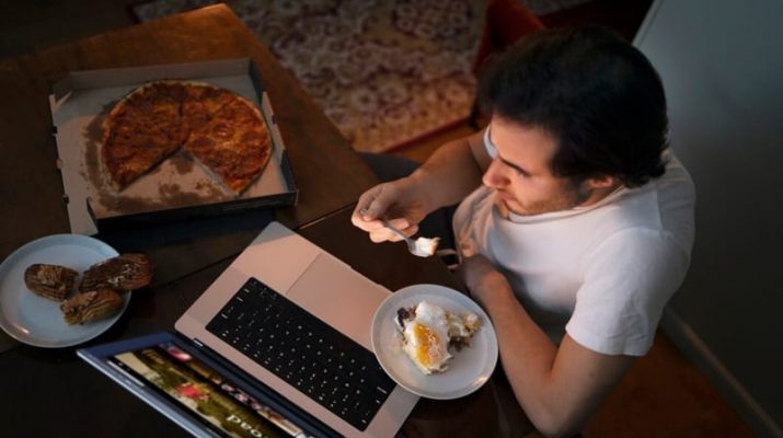 11 Bahaya Sering Makan Larut Malam