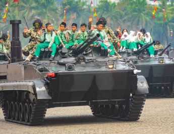 Warga Diizinkan Naik Alutsista saat Defile Peringatan HUT Ke-79 TNI, Cek Susunan Acaranya