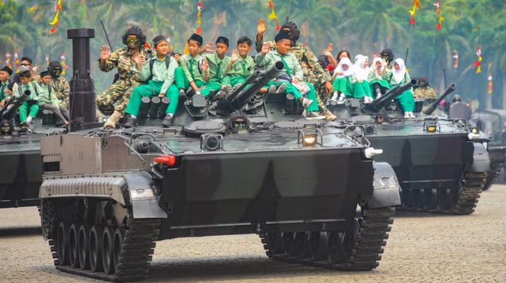 Warga Diizinkan Naik Alutsista saat Defile Peringatan HUT Ke-79 TNI, Cek Susunan Acaranya