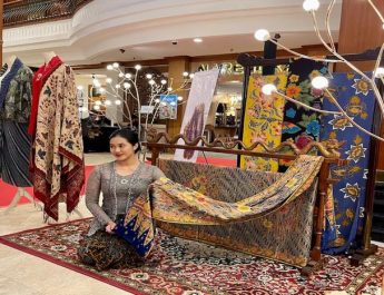 Sunan Membatik Cara The Sunan Hotel Solo Rayakan Hari Batik Nasional dengan Kearifan Lokal