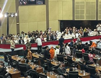 Hadir di Pengucapan Sumpah Pimpinan DPRD DKI, Ahok RK Saling Sapa