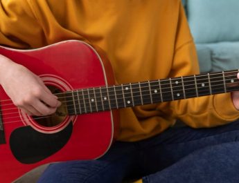 10 Tips Memilih Gitar Akustik yang Cocok untuk Pemula