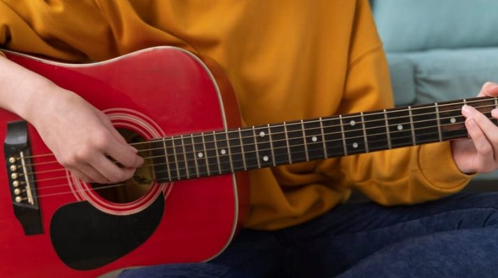 10 Tips Memilih Gitar Akustik yang Cocok untuk Pemula