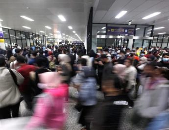 Kepadatan Penumpang KRL di Stasiun Manggarai Imbas Tarif Promo Rp1 