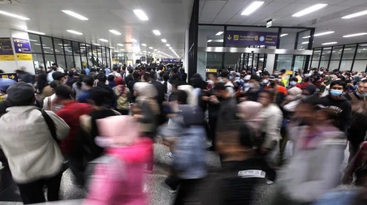 Kepadatan Penumpang KRL di Stasiun Manggarai Imbas Tarif Promo Rp1 