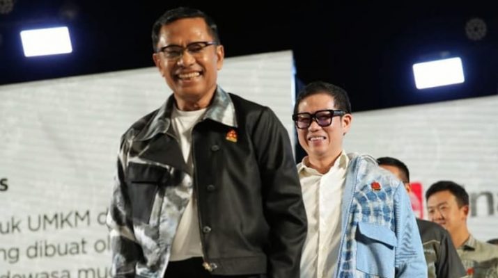 Berjalan di Catwalk, Saleh Husin dan Direksi Sinarmas Memperagakan Produk UMKM