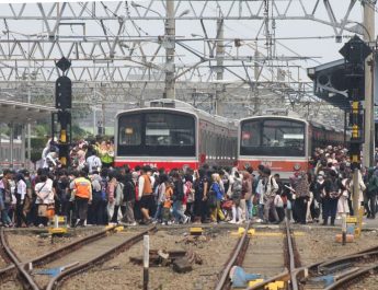 Stasiun KRL Membludak saat HUT TNI, KAI Commuter Antisipasi dengan Tambah Perjalanan