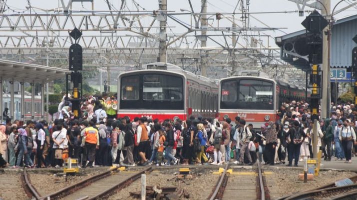 Stasiun KRL Membludak saat HUT TNI, KAI Commuter Antisipasi dengan Tambah Perjalanan