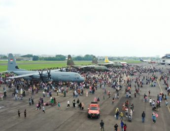 Warga Padati Bandara Husein Sastranegara Saksikan Open Base dan Static Show