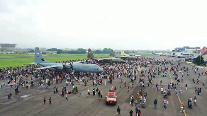 Warga Padati Bandara Husein Sastranegara Saksikan Open Base dan Static Show