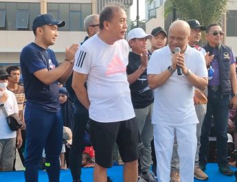 Ilham Habibie dan Ribuan Warga Karawang Jalan Sehat di kawasan Grand Taruma