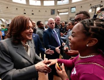 Kamala Harris Unggul Tipis dari Donald Trump Satu Bulan Jelang Pemilu AS