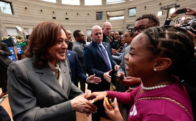 Kamala Harris Unggul Tipis dari Donald Trump Satu Bulan Jelang Pemilu AS