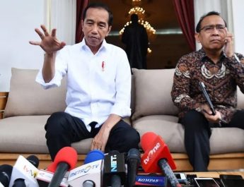 Saat Jokowi Berkemas Barang Pribadi Jelang Lengser, Pratikno Minta Batik