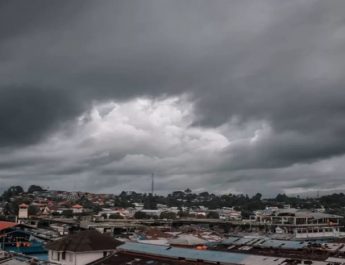 Prakiraan Cuaca Kamis 10 Oktober 2024: Waspadai Hujan dan Petir di 27 Kota di Indonesia