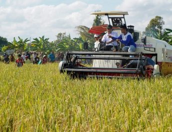 Mentan Amran Sulaiman Hibahkan Alsintan untuk Petani Muda