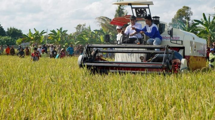 Mentan Amran Sulaiman Hibahkan Alsintan untuk Petani Muda