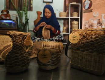 4 Ide Outfit Kece Dipadu-padankan dengan Tas Rotan