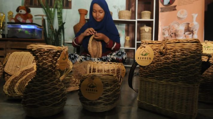 4 Ide Outfit Kece Dipadu-padankan dengan Tas Rotan