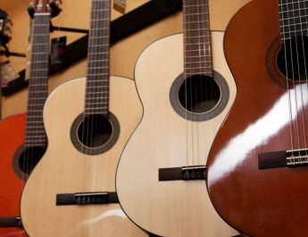 10 Tips Menyimpan Gitar Akustik agar tidak Rusak