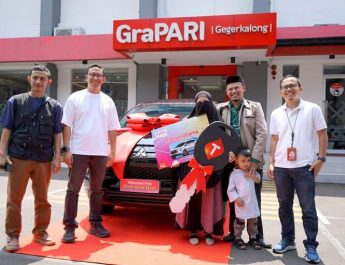 Ibu Rumah Tangga Asal Lembang Raih Hadiah Mobil dari Telkomsel