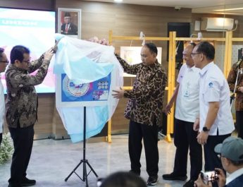 Pos Indonesia Serahkan Penghargaan Rising Star in Postal Development ke Pemerintah RI