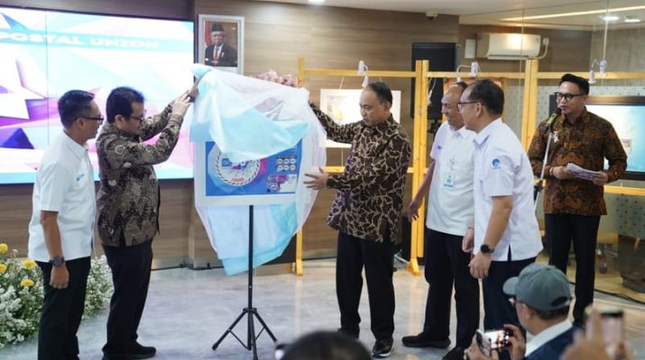 Pos Indonesia Serahkan Penghargaan Rising Star in Postal Development ke Pemerintah RI