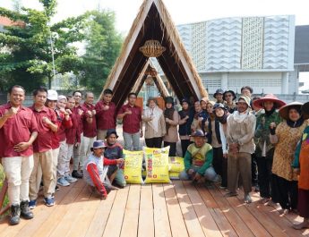 Hari Pangan Sedunia, Sutan Raja Hotel & Convention Center Soreang-Bandung Sumbang Pupuk untuk Petani