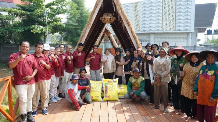 Hari Pangan Sedunia, Sutan Raja Hotel & Convention Center Soreang-Bandung Sumbang Pupuk untuk Petani