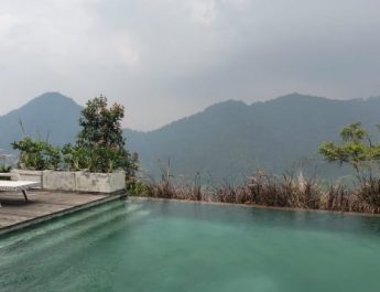 Healing di Sentul, Berendam di Private Pool dengan Pemandangan Gunung Pancar