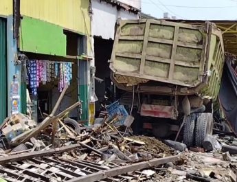 Dump Truk Tabrak Motor, Becak, hingga Warung di Subang, 2 Tewas dan 8 Luka-luka