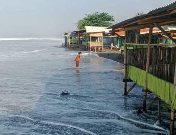 Warga Pesisir Pantai Selatan Sukabumi masih Waspadai Potensi Banjir Rob