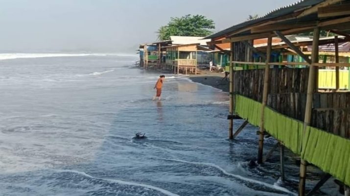 Warga Pesisir Pantai Selatan Sukabumi masih Waspadai Potensi Banjir Rob