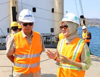 Bulog Pantau Bongkar Muat Beras Impor di Pelabuhan Tanjung Wangi