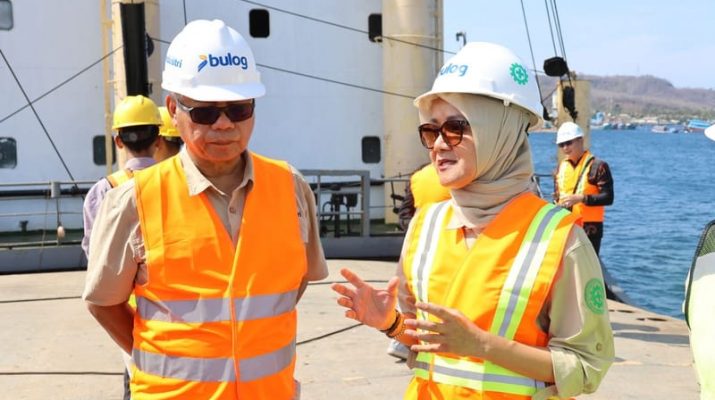 Bulog Pantau Bongkar Muat Beras Impor di Pelabuhan Tanjung Wangi