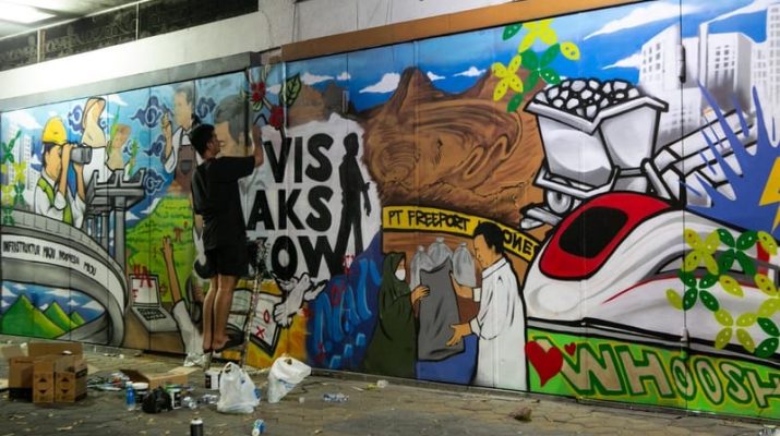 Sambut Kepulangan Jokowi, Anak Muda di Solo Buat Mural Capaian 10 Tahun Pemerintahan