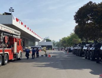 Deretan Kendaraan Taktis hingga Damkar Siaga di Gedung DPR