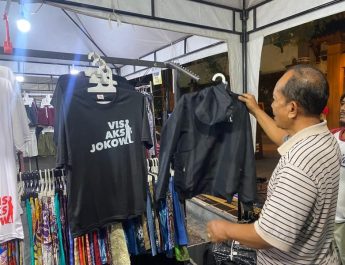 Pedagang Pasar Ngarsopuro Solo Raup Rejeki Jualan Aksesori Jokowi