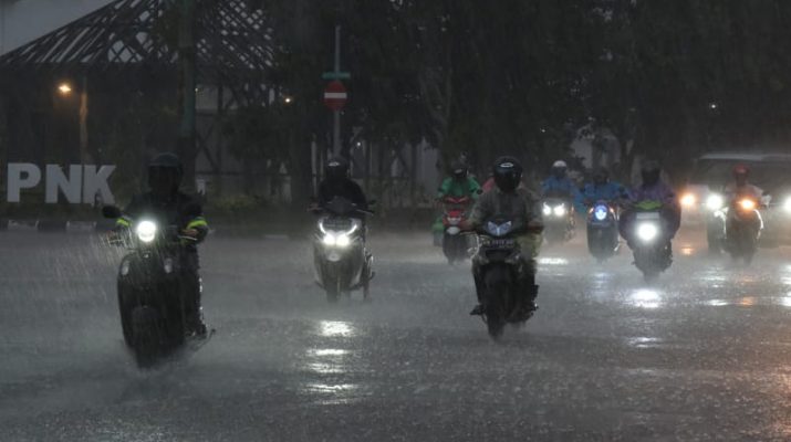 Prakiraan Cuaca Senin, 21 Oktober 2024: Waspada Hujan Lebat di Sejumlah Wilayah Indonesia 