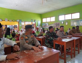 Polres Tasikmalaya Kota Bagikan 210 Paket Makan Siang Bergizi di SDN Hegarsari