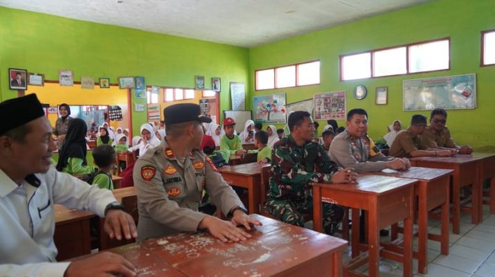 Polres Tasikmalaya Kota Bagikan 210 Paket Makan Siang Bergizi di SDN Hegarsari