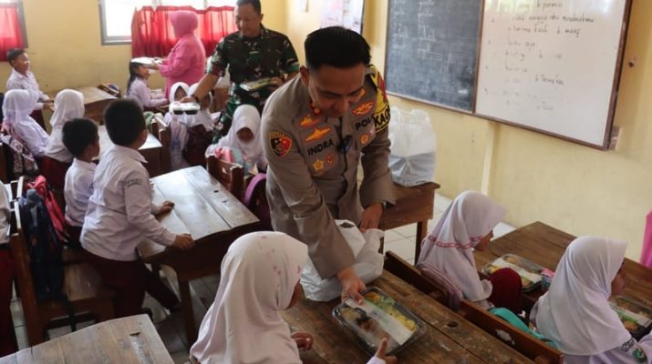 Polres dan Kodim Majalengka Bagikan Makan Siang Bergizi Gratis